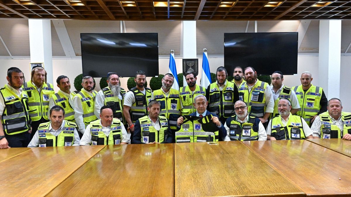 Netanjahu navštívil židovské a arabské dobrovolníky, kteří našli zavražděné Izraelce